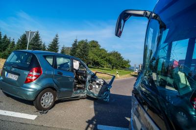Loechgau: Drei Verletzte nach Kollision mit einem Linienbus - PKW uebersieht den Bus beim Abbiegevorgang
